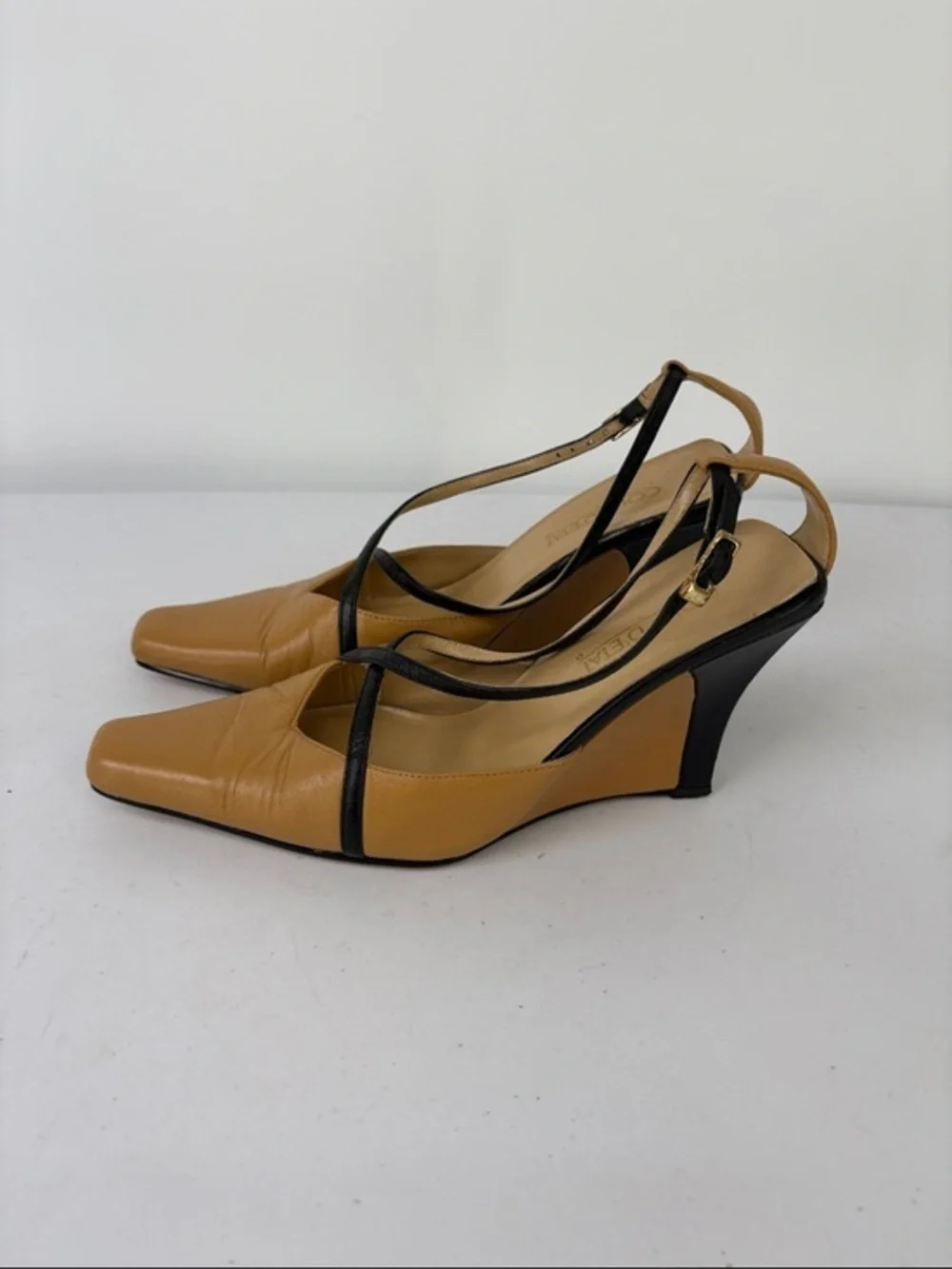 🥠 Coup D’Etat Tan and Black color blocked Wedge Heels ankle strap